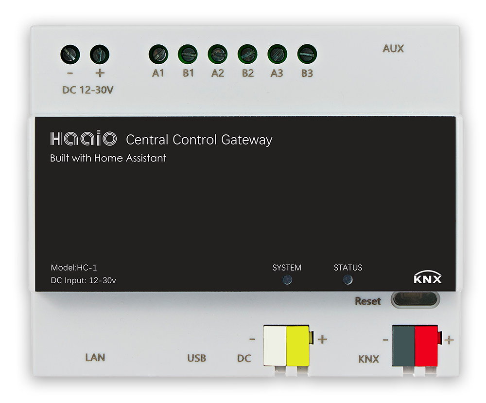 置于金属展台上的 haaio HC-1 中央控制网关